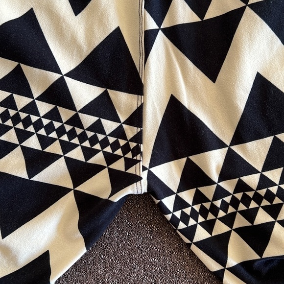 LuLaRoe geometric triangle print leggings OS - Picture 5 of 7